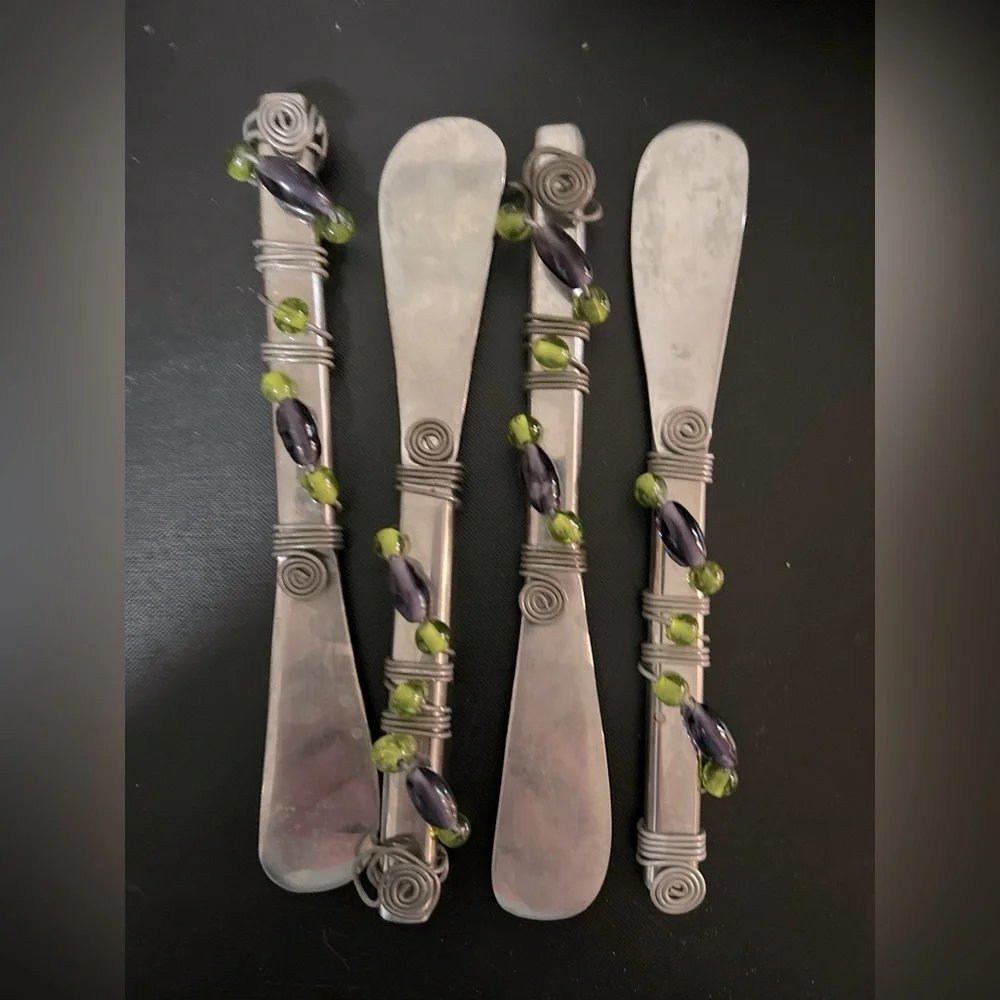 STAINLESS STEEL CHEESE SPREADERS WITH DECORATIVE BEADS ON HANDLE